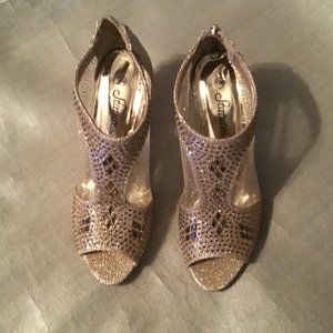 Statutes sparkling rhinestone high heeled wedding shoes - size 6 1/2 medium
